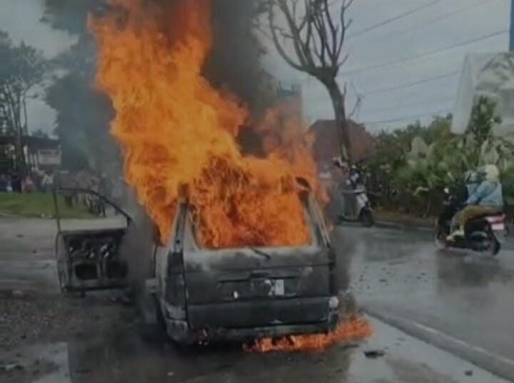 Satu unit minibus hangus terbakar di Jorong Koto Hilalang, Nagari Lambah, Kecamatan Ampek Angkek, Kabupaten Agam, Kamis (19/2/2026) siang.