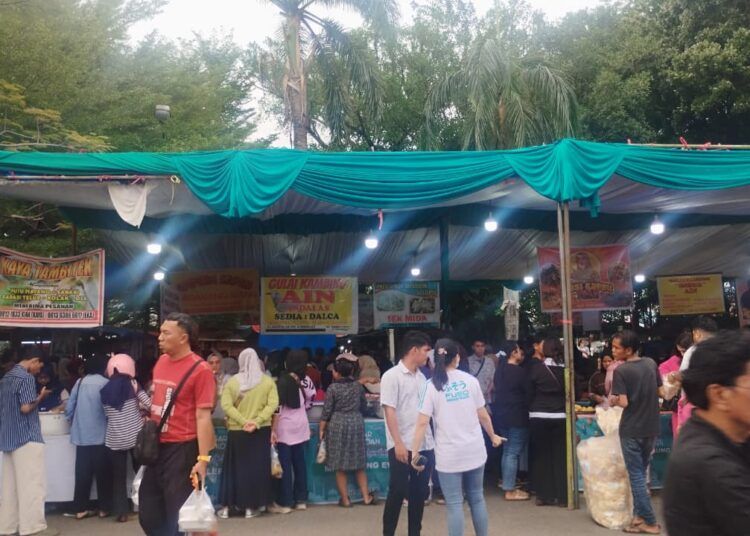 Pasar Pabukoan Imam Bonjol Padang ramai diserbu warga saat Ramadan 2026.