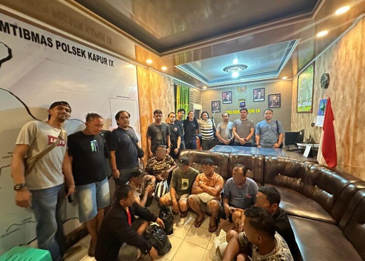 Polisi menangkap delapan orang yang sedang bermain judi koa atau ceki di sebuah rumah makan di Jorong III, Nagari Koto Bangun, Kecamatan Kapur IX, Limapuluh Kota, pada Selasa (17/2/2026) sekitar pukul 23.00 WIB. Foto: Polres 50 Kota