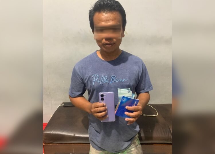 Polisi menangkap pria berinisial AP yang diduga menjual permainan judi jenis togel (toto gelap) secara online melalui situs METRO88 di sebuah kedai di Korong Pauah, Nagari Katapiang, Kecamatan Batang Anai, Kabupaten Padang Pariaman, Kamis (19/2). Foto: Polres Padang Pariaman