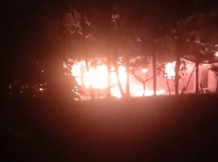 Satu unit rumah permanen hangus terbakar di Banda Sianik, Jorong Ampang Gadang, Nagari Panti Selatan, Kecamatan Panti, Kabupaten Pasaman, Jumat (20/2/2026) dini hari.