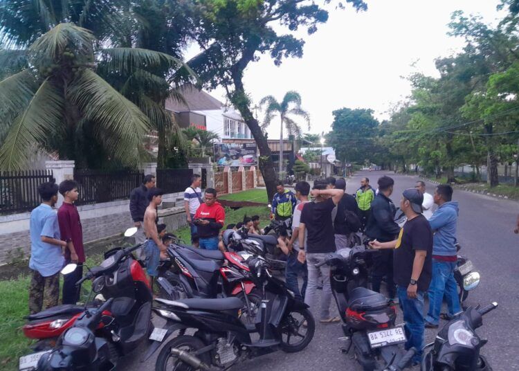 Sebanyak 34 unit sepeda motor dengan knalpot tidak sesuai spesifikasi standar disita oleh tim gabungan Polresta Padang dalam operasi yang digelar dini hari, Jumat (20/2/2026).