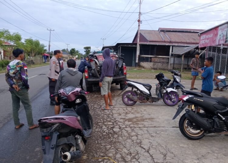 Polisi membubarkan balap liar yang dilakukan sejumlah remaja di Jalan Lintas Padang–Bengkulu, Kampung Tanjung Medan, Nagari Air Haji Tengah, Kecamatan Linggo Sari Baganti, Pesisir Selatan, pada Jumat (20/2/2026) pukul 5.45 WIB sampai 7.00 WIB. Foto: Polsek Linggo Sari Baganti
