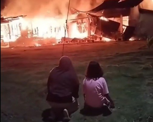 Sebuah rumah terbakar di Jorong Lintang Selatan, Nagari Lingkuang Aua, Kecamatan Pasaman, Pasaman Barat, pada Jumat (20/2/2026) malam.