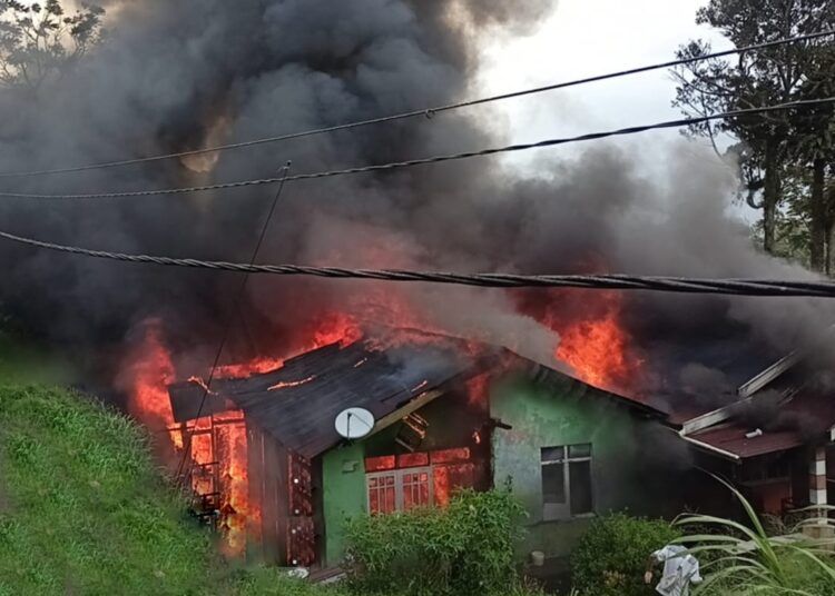 Empat rumah semi permanen di Jalan Anas Karim, Kelurahan Kampung Manggis, Kecamatan Padang Panjang Barat, Padang Panjang, terbakar pada Jumat (20/2/2026) sore. Foto: Damkar Padang Panjang