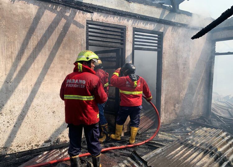 Kebakaran hebat menghanguskan satu unit rumah permanen di kawasan Kalumbuk, RT 001/RW 005, Kelurahan Kalumbuk, Kecamatan Kuranji, Kota Padang, Sabtu (21/2/2026) siang.