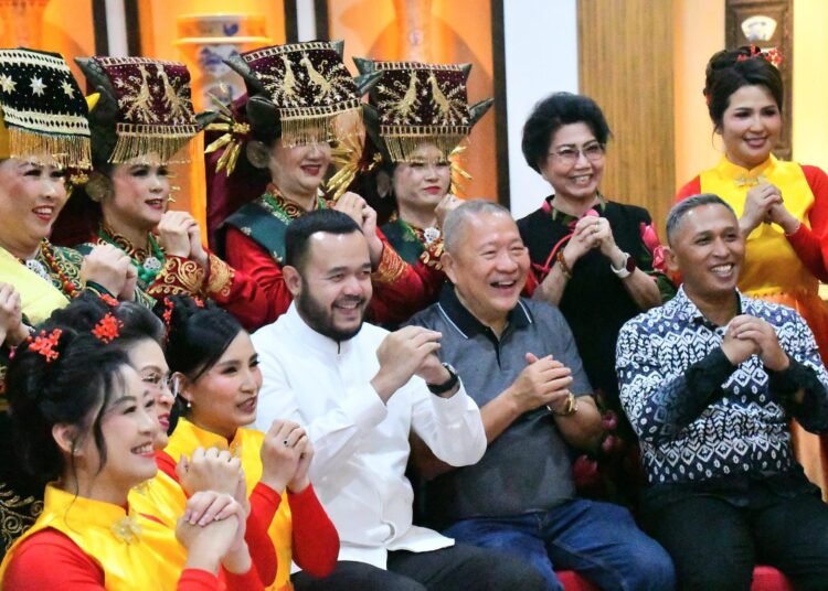 Wali Kota Padang Fadly Amran resmi membuka Bazar HBT-WHBT Pusat Padang 2026, menghadirkan 98 stan UMKM