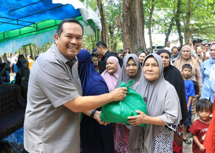 Wali Kota Pariaman, Yota Balad, mengapresiasi penyaluran 1.500 paket sembako untuk masyarakat di daerah tersebut dari Wakil Ketua Komisi VI DPR RI, Andre Rosiade.