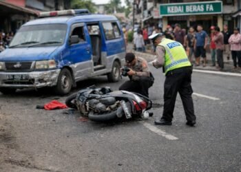 Pemotor Lansia Tewas Terseret Angkot di Padang