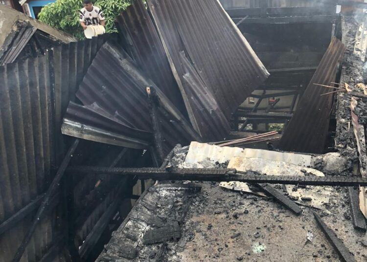 Sebuah rumah permanen milik pensiunan aparatur sipil negara (ASN) di Perumahan Kopas, Jorong Piliang, Nagari Limo Kaum, Kecamatan Lima Kaum, Kabupaten Tanah Datar, ludes terbakar pada Minggu (22/2) siang.