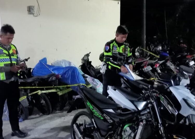 Puluhan sepeda motor dengan knalpot tidak sesuai spesifikasi teknis disita polisi saat razia balap liar menjelang sahur di Pariaman. Foto: Polres Pariaman