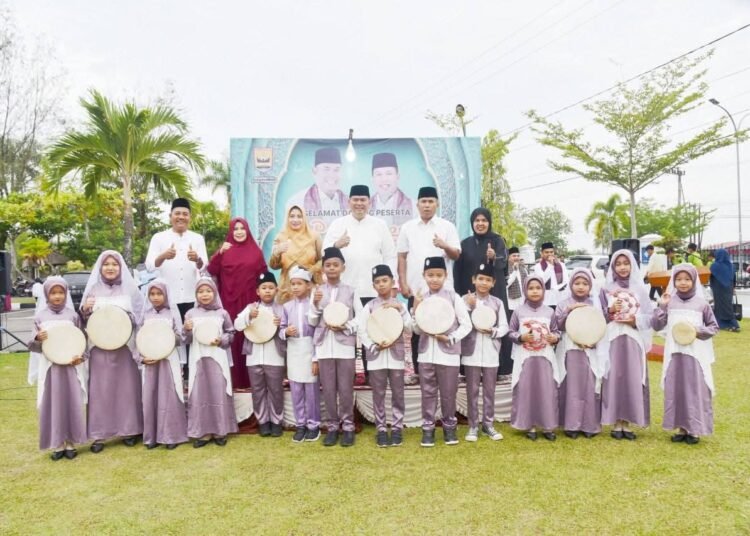 Wali Kota Pariaman, Yota Balad, meluncurkan Pesantren Ramadan untuk siswa SD dan SMP se-Kota Pariaman di Halaman Kantor Balaikota Pariaman, Senin (23/2/2026).