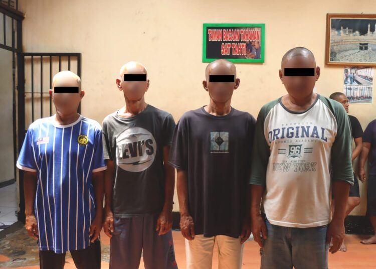 Polisi menangkap empat laki-laki di sebuah kedai di Jorong Galo Gandang, Nagari Andaleh, Kecamatan Luak, Limapuluh Kota, pada Minggu (22/2/2026) sekitar pukul 1.00 WIB karena diduga berjudi menggunakan kartu remi untuk bermain song. Foto: Polres Payakumbuh