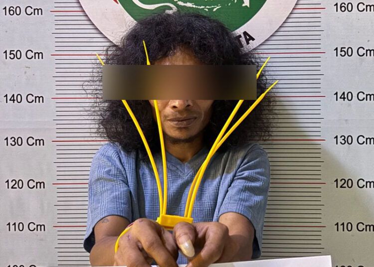 Polisi menangkap pria berinisial SB (41 tahun) di dalam sebuah rumah di Jorong Air Putih, Nagari Sarilamak, Kecamatan Harau, Limapuluh Kota, pada Minggu (22/2/2026) sekitar pukul 01.00 WIB karena menyimpan sabu-sabu. Foto: Polres 50 Kota