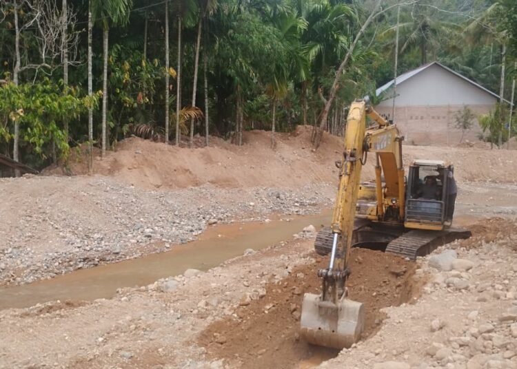 Alat berat dikerahkan untuk mengeruk dasar sungai yang menyempit akibat endapan lumpur dan batu sisa banjir di Pasar Lalang, Kota Padang