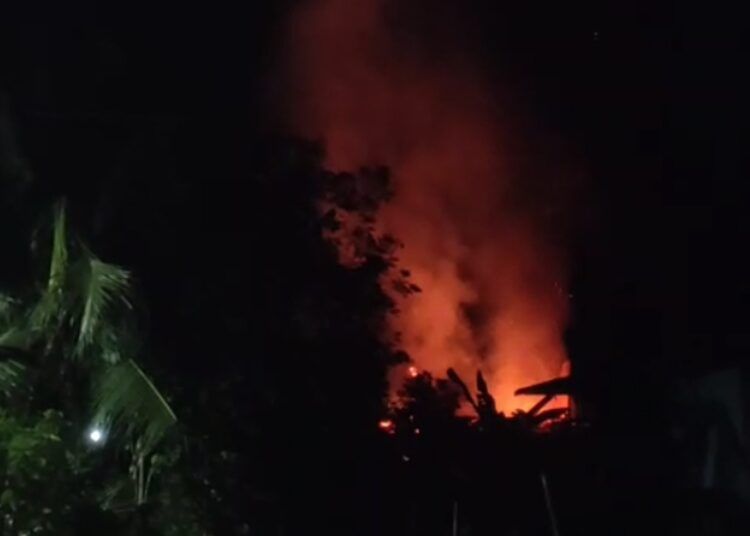 Satu unit rumah di kawasan Tampat Durian, Parak Jariang, RT 4, RW 3, Kelurahan Korong Gadang, Kecamatan Kuranji, Padang, hangus terbakar pada Selasa (24/2/2026) pagi.