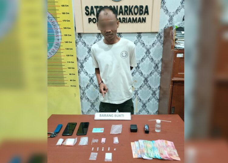 Polisi menangkap buruh harian lepas inisial A (38), terduga pengedar sabu-sabu, di rumah temannya di kawasan Cangkeh, Nagari Pilubang, Kecamatan Sungai Limau, Padang Pariaman, pada Sabtu (14/2/2026) sekitar pukul 19.00 WIB. Foto: Polres Pariaman