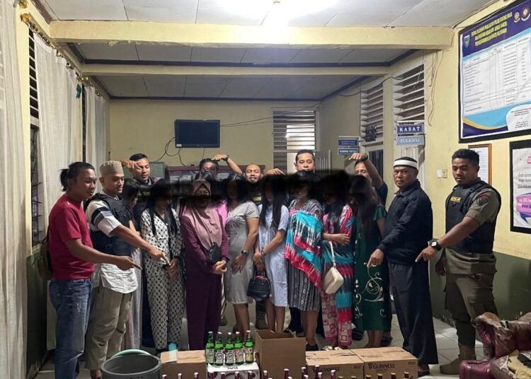 Delapan wanita pemandu karaoke dan pemilik tempat hiburan malam di Kenagarian Lunang 2, Pesisir Selatan, diamankan Satpol PP saat razia malam
