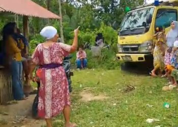 Aksi Penolakan Tambang di Padang Pariaman, Ibu-Ibu Hadang Truk