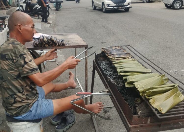 Penjual lompong sagu bakar di Jalan Niaga, Pasar Tanah Kongsi, kawasan Kampung Pondok, Kecamatan Padang Barat, Kota Padang. (Foto: Qodri Hayatul)
