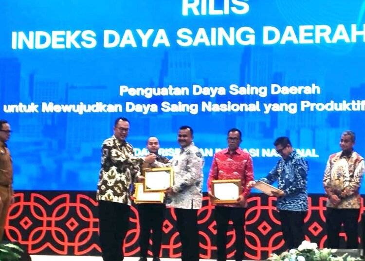 Pemko Padang meraih penghargaan dari BRIN, yang diterima Wali Kota Padang diwakili Penjabat (Pj) Sekretaris Daerah Kota Padang Raju Minropa, dalam acara Rilis IDSD Tahun 2025 di Auditorium Sumitro Djojohadikusumo, Gedung B.J. Habibie, Jakarta Pusat, Selasa (24/2/2026).