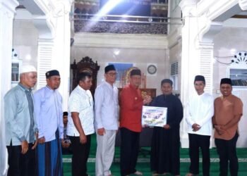 Wawako Payakumbuh Serahkan Bantuan Rp50 Juta untuk Masjid Ikhlas Payolansek saat Safari Ramadan 1447 H