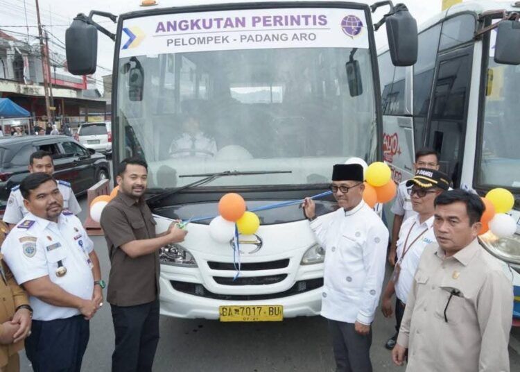 Bupati Solok Selatan, Khairunas, bersama Anggota DPR RI Komisi V, Zigo Rolanda, meresmikan operasional angkutan perintis Damri dengan rute Padang Aro–Pelompek, Kecamatan Kayu Aro, Kabupaten Kerinci, Jambi, di kawasan RTH Padang Aro, Selasa (24/2/2026).