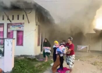 Video: Satu Rumah Terbakar di Padang, Asap Hitam Membubung Tinggi