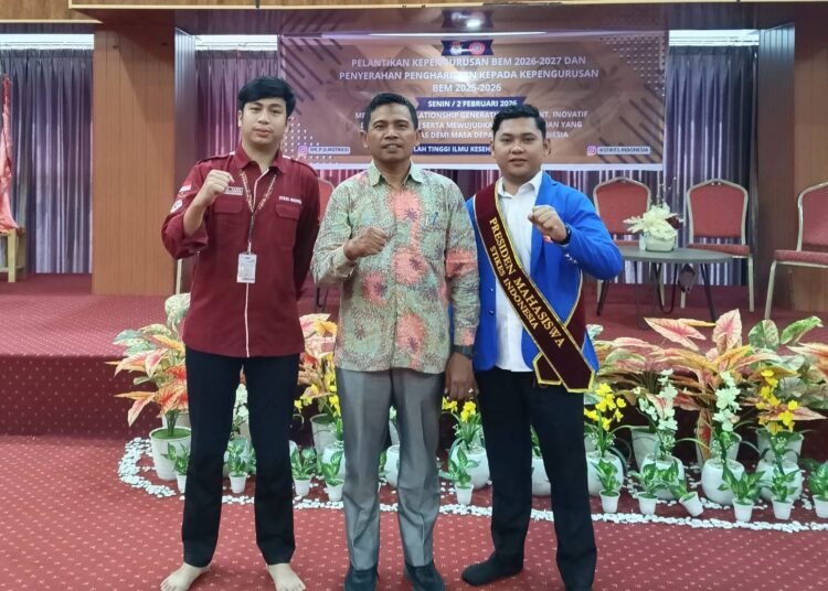 Ketua STIKes Indonesia, Budhi Mulyadi, melantik Muhammad Rafi'i sebagai Ketua BEM STIKes Indonesia periode 2026–2027 di Aula kampus, Rabu (25/2/2026)