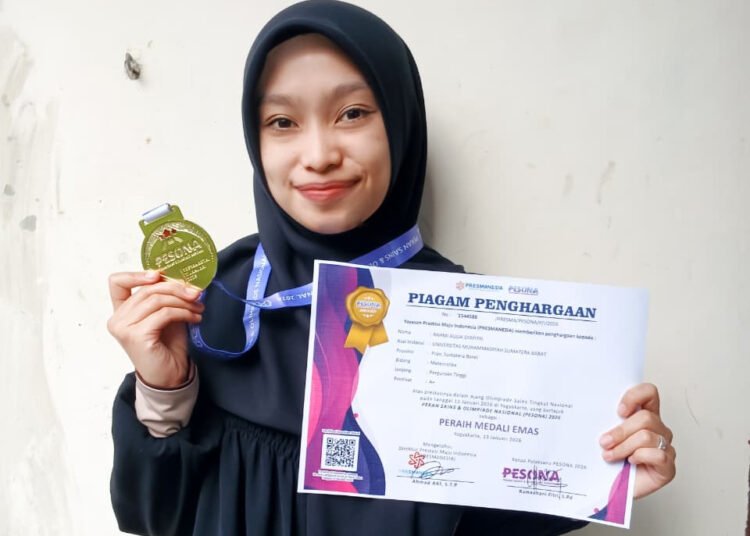 Mahasiswi UMSB, Rahmi Aulia Syafitri, meraih medali emas dalam ajang Pekan Sains dan Olimpiade Nasional tahun 2026. Foto: UMSB