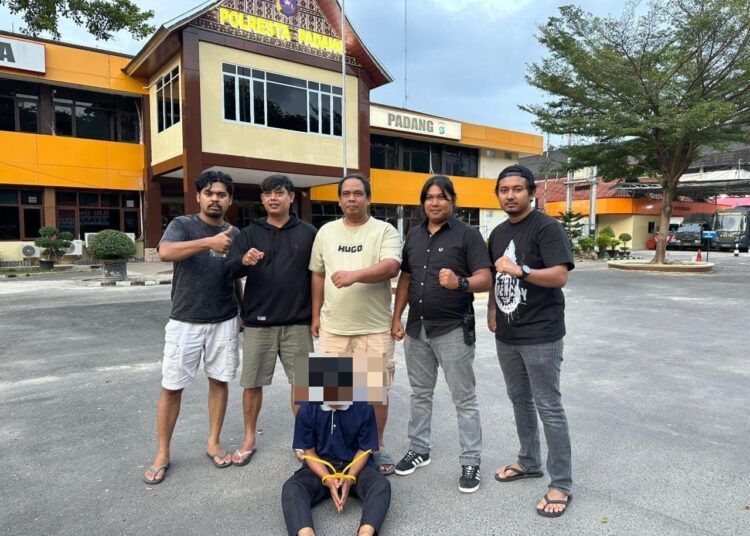 Polisi menangkap pencuri motor inisial MF (23) di sebuah toko di Jalan Raya Indarung–Rimbo Data, Kelurahan Bandar Buat, Kecamatan Lubuk Kilangan, Padang, pada Senin (23/2/2026) sekitar pukul 17.00 WIB.