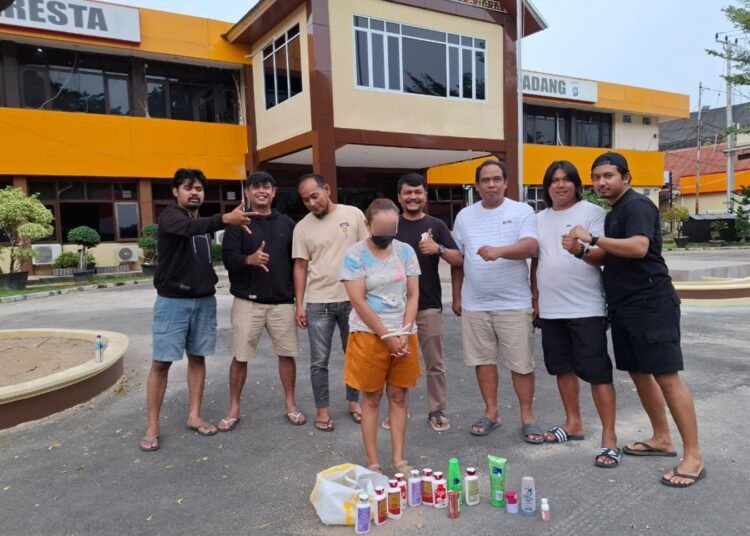 Polisi menangkap seorang Perempuan di kawasan SPBU Sawahan pada Selasa (24/2/2026) malam atas dugaan pencurian di supermarket. Foto: Polresta Padang