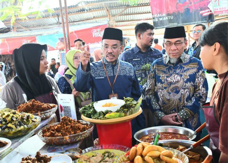Pemerintah Kota bersama Badan Pengawas Obat dan Makanan (BPOM) Padang melakukan inspeksi mendadak (sidak) di Pabukoan Imam Bonjol yang berada di Jalan Imam Bonjol, Kelurahan Belakang Pondok, Kecamatan Padang Selatan, Kamis (26/2/2026).
