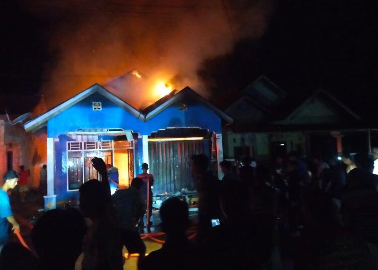 Empat rumah terbakar di Nagari Talang Balarik Tapan, Kecamatan Ranah Ampek Hulu Tapan, Pesisir Selatan, pada Jumat (27/2/2-26) dini hari. Foto: Pos Damkar Tapan