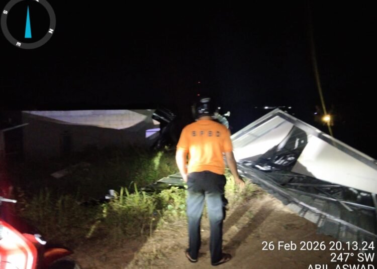 Angin puting beliung menerbangkan atap rumah warga di Simaung Cumateh, Nagari Duku, Kecamatan Koto XI Tarusan, Pesisir Selatan, pada Kamis (27/2/2026) pukul 18.55 WIB. Foto: BPBD Pesisir Selatan
