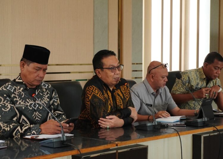 Penjabat Sekretaris Daerah Pemkab Dharmasraya, Jasman Rizal, memberikan sosialisasi kepada agen dan pangkalan gas di kabupaten itu di Aula Lantai 2 Kantor Bupati Dharmasraya pada Kamis (26/2/2026). Foto: Pemkab Dharmasraya