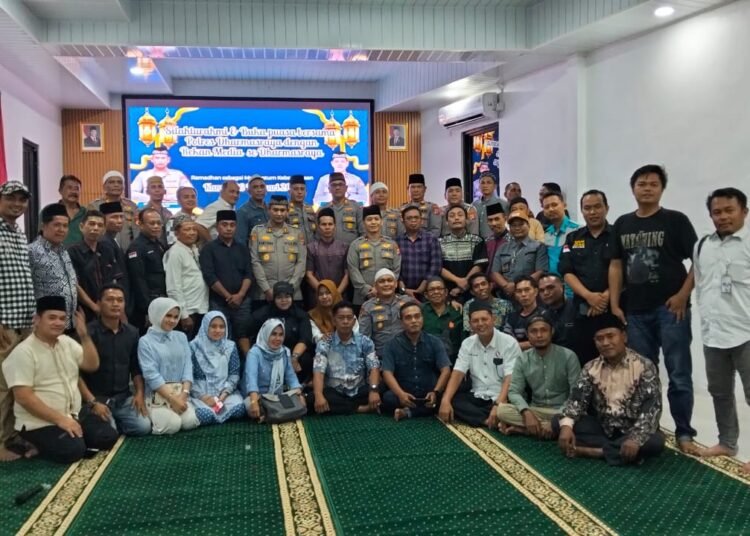Kapolres Dharmasraya, AKBP Kartyana Widyarso Wardoyo, berfoto bersama para wartawan di Aula Kafe Bagus Mapolres Dharmasraya pada Kamis (26/2/2026) malam.