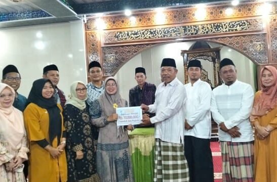 Wakil Bupati Dharmasraya, Leli Arni, menyerahkan bantuan Rp10 juta kepada pengurus Masjid Nurul Iman di Nagari Koto Ranah, Kecamatan Koto Besar, pada Jumat (27/2/2026).