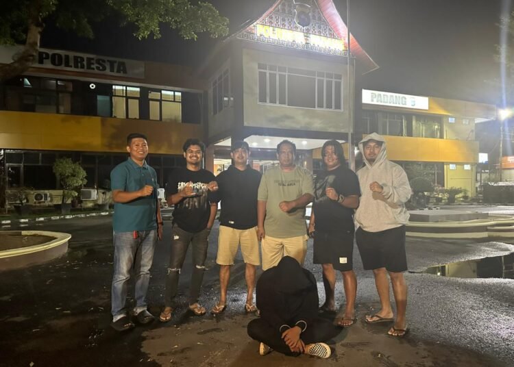 Polisi menangkap seorang pria pada Kamis (26/2/2026) atas dugaan penipuan dan penggelapan terhadap salah satu pemilik pangkas rambut di Padang. Foto: Polresta Padang