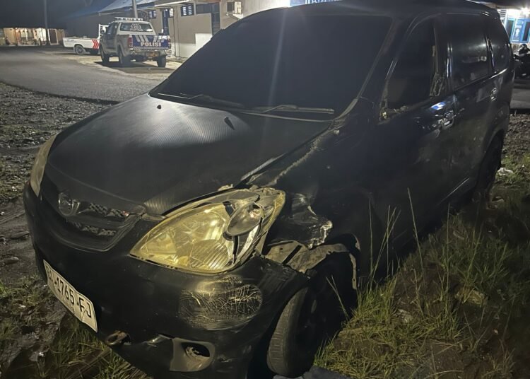 Mobil Daihatsu Xenia yang bertabrakan dengan Yamaha Mio M3 di jalan lintas umum di Jorong Batang Lingkin, Nagari Aia Gadang, Kecamatan Pasaman, Pasaman Barat, pada Jumat (27/2/2026) pukul 20.50 WIB. Foto: Polres Pasaman Barat