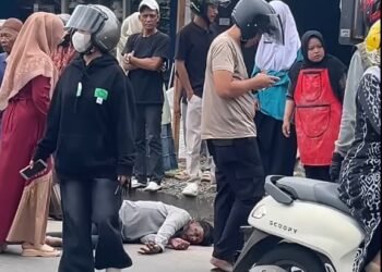 Pusing Saat Kendarai Motor, Warga Solok Terjatuh dan Terkapar di Jalan