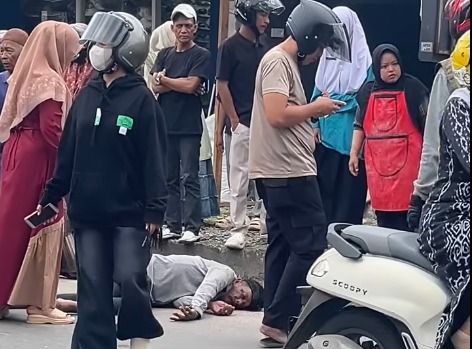 Seorang pengendara sepeda motor tiba-tiba terjatuh saat mengendarai sepeda motor di depan Masjid Agung Al Muhsinin Solok, Jalan Datuak Perpatiah Nan Sebatang, Kelurahan Aro IV Korong, Kecamatan Lubuk Sikarah, Kota Solok, pada Jumat (27/2/2026) sebelum salat Jumat.