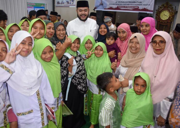 Wali Kota Padang Fadly Amran saat Safari Ramadan 1447 H di Musala Rambutan, Kelurahan Korong Gadang, Kecamatan Kuranji, Jumat (27/2/2026).