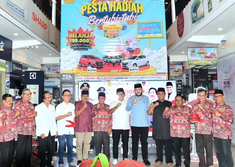 Wali Kota Padang, Fadly Amran, membuka donor darah Palang Merah Indonesia (PMI) Kota Padang yang berkolaborasi dengan SJS Plaza Padang di Jalan Jhoni Anwar Nomor 1, Kelurahan Kampung Lapai, Kecamatan Nanggalo, pada Rabu (18/2/2026).