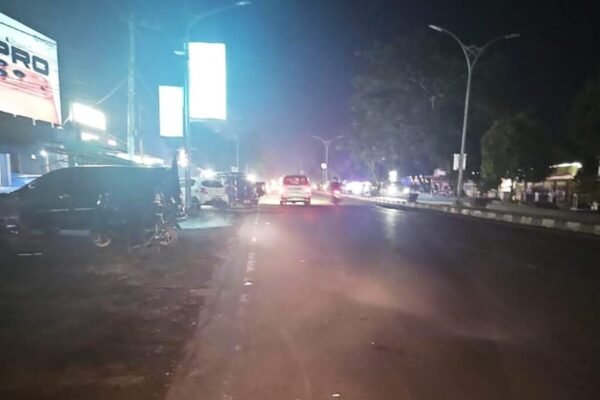Lampu PJU Jalan sepanjang Lintas Sumatra di Dharmasraya tidak menyala karena tagihannya belum dibayar.