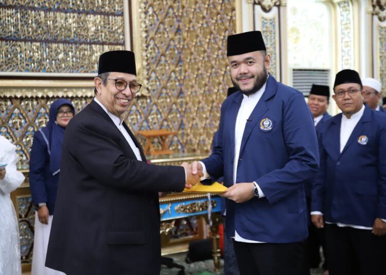 Wali Kota Padang, Fadly Amran, resmi dilantik sebagai Ketua Pengurus Wilayah Ikatan Persaudaraan Qari-Qariah dan Hafiz-Hafizah (PW IPQOH) Sumatera Barat periode 2026–2031.