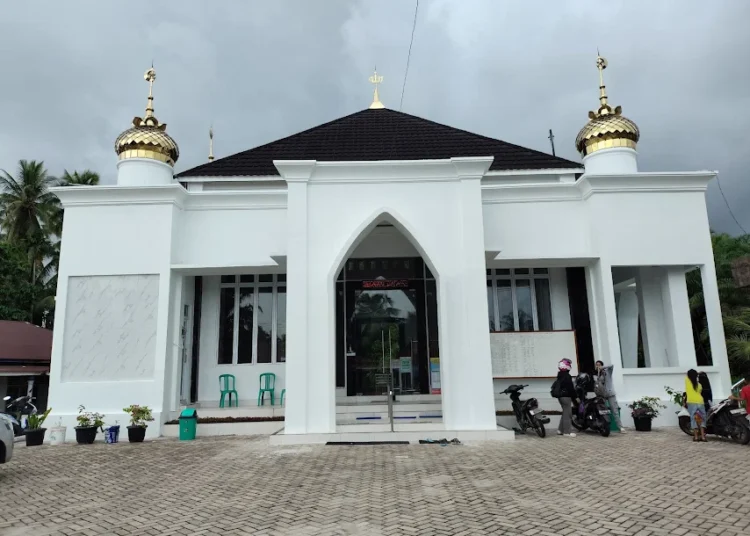 Masjid Wanita di tepi Jalan Padang–Lubuk Basung, tepatnya di Kecamatan Sungai Limau, Padang Pariaman.