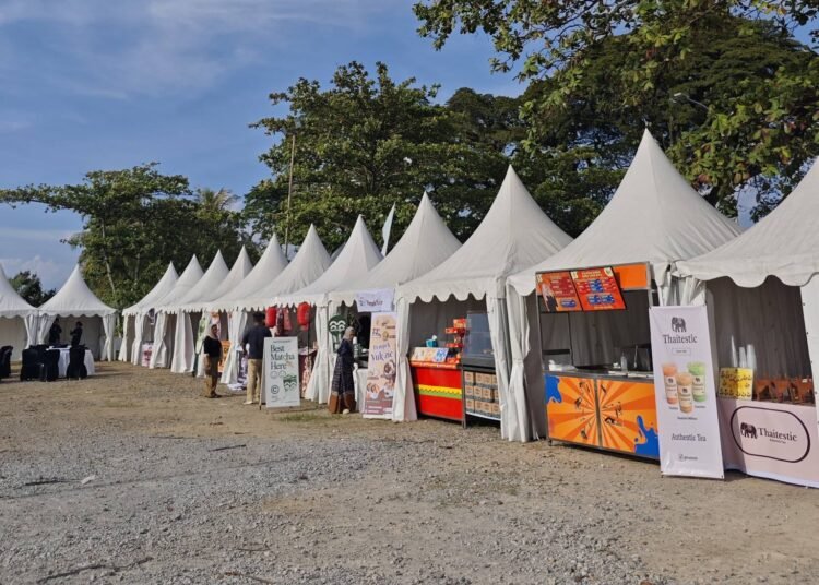 Pemerintah Kota (Pemko) Padang melalui Komite Daerah Ekonomi dan Keuangan Syariah (KDEKS) resmi meluncurkan Ramadan Halal Fest 2026 di pelataran Masjid Al-Hakim