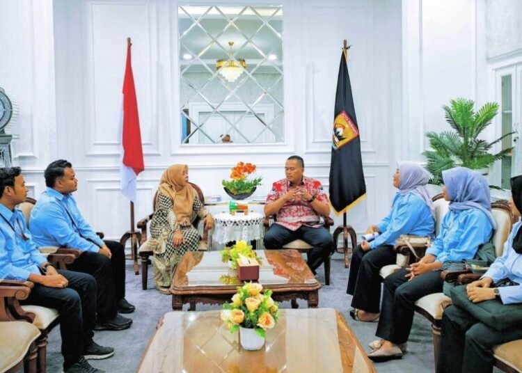 Yota Balad saat menerima audiensi Koordinator Wilayah Badan Gizi Nasional (BGN) Kota Pariaman bersama jajaran Kepala SPPG Alai Galombang, Pasir, Kajai, dan Koto Marapak di ruang kerjanya, Rabu (25/2/2026).