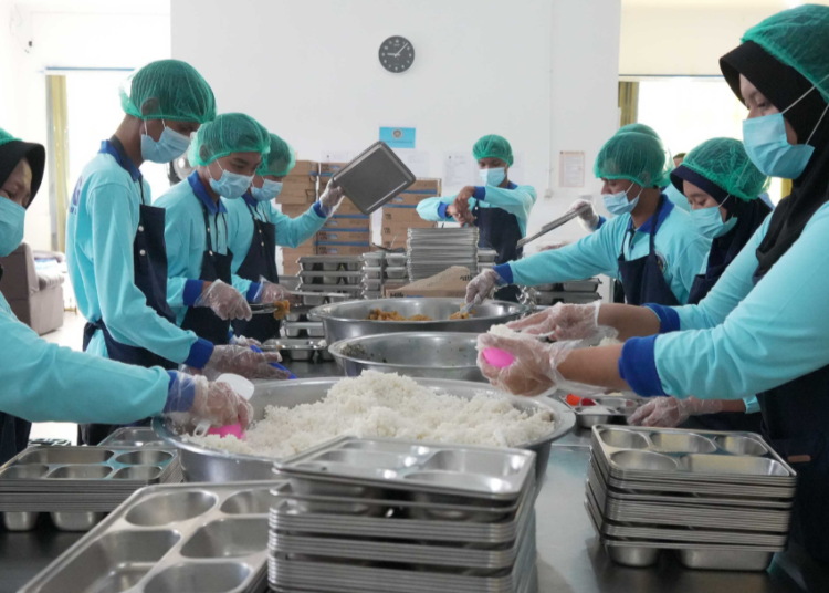 Badan Gizi Nasional (BGN) mencatat sebanyak 1.528 Satuan Pelayanan Pemenuhan Gizi (SPPG) atau dapur Makan Begizi Gratis (MBG) di seluruh Indonesia mengalami penghentian operasional sementara hingga Rabu (25/3). Foto: bgn.go.id